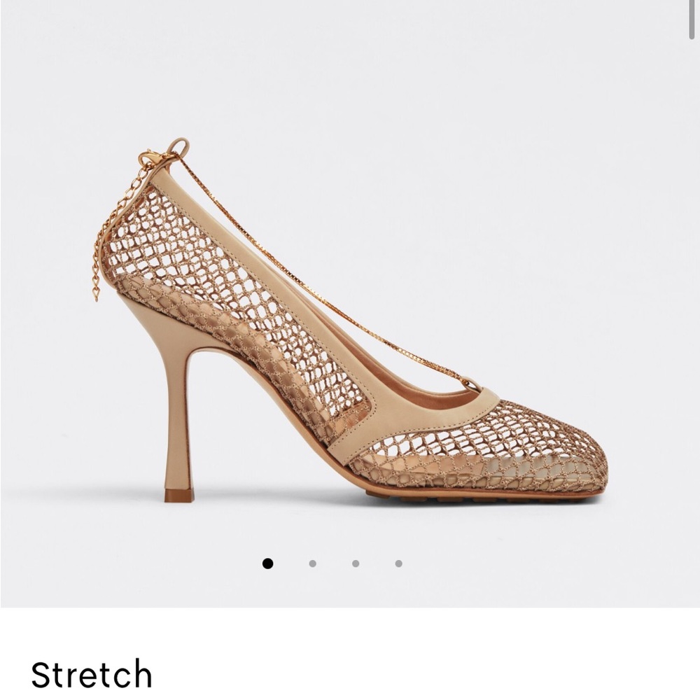 Bottles veneta nude stretch netted heels with gold chain